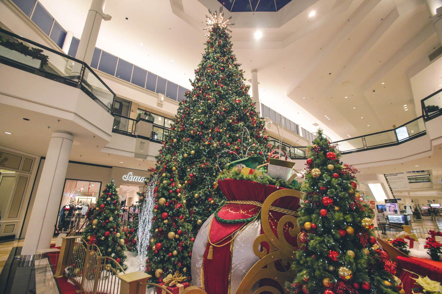 christmas decorations at king of prussia mall